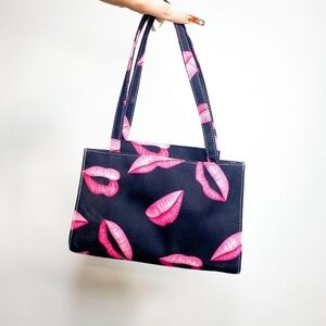 Kiss lips purse